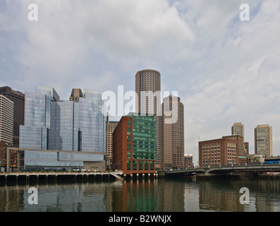 Toits de Boston vers Evelyn Moakley Pont et Port Maritime Boulevard, Boston, Massachusetts, USA Banque D'Images