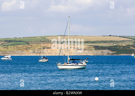 Yachts ancrés dans la baie de Weymouth Banque D'Images