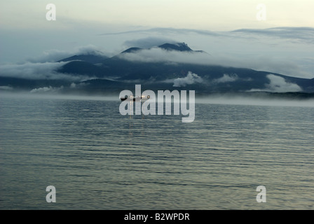 Les navires dans le port à Yuzhno Île Kunashir Kurilsk ; chaîne ; des îles Kouriles îles ; Extrême-Orient de la Russie. Volcan de Mendeleïev Banque D'Images