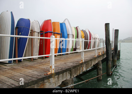 Multi-couleur canot bateaux empilés dans une rangée sur le quai du port de diamants, sur la péninsule de Banks, près de Christchurch, Nouvelle-Zélande Banque D'Images