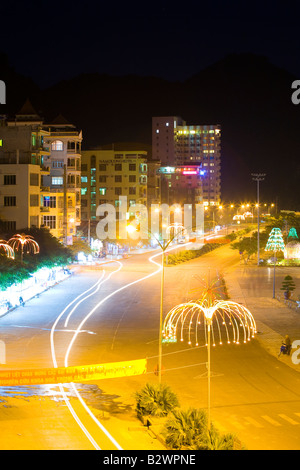 Vietnam Le nord du Vietnam Baie d'Halong nuit scène d'une route située près du port de Cat Ba Town sur l'île Cat Ba Banque D'Images