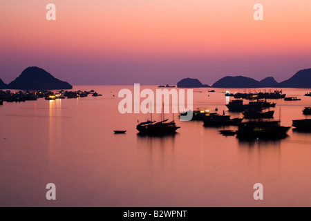 Vietnam Le nord du Vietnam Baie d'Halong le soleil rose afterglow au crépuscule sur port Cat Ba sur le Île de Cat Ba Banque D'Images