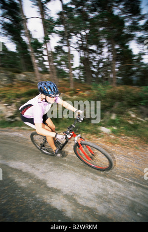 L'homme à l'extérieur sur les sentiers vélo (selective focus) Banque D'Images