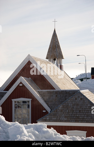 La traditionnelle petite église en bois peint en rouge dans le village d'Ittoqqortoormiit Scoresbysund,, dans l'Est du Groenland Banque D'Images