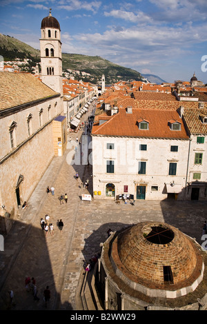 La Tour du monastère franciscain grande fontaine et le Onofrios Stradum à partir de la Porte Pile Dubrovnik Croatie Banque D'Images