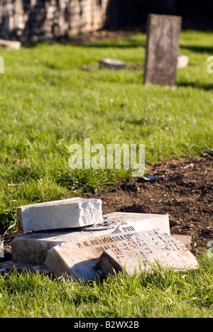 Vandales racistes profané 11 tombes musulmanes dans le cimetière de l'église St Mary s à l'Église Route Verte Bletchley, Milton Keynes, UK Banque D'Images