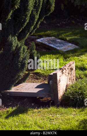 Vandales racistes profané 11 tombes musulmanes dans le cimetière de l'église St Mary s à l'Église Route Verte Bletchley Banque D'Images