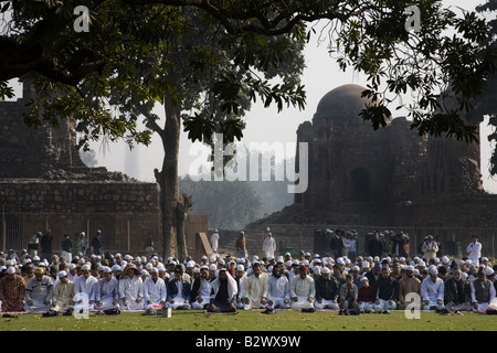 Les dévots musulmans offrent Eid-ul-Fitr prière à Firoz Shah Kotla mosquée, Delhi. Banque D'Images