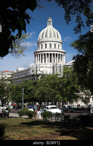 Le Capitolio vu depuis un parc à proximité de La Havane, Cuba. Banque D'Images