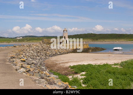 La pierre jetée et phare de granit Vieux Port au Port avec bateaux Logan Dumfries et Galloway Ecosse Royaume-Uni UK Banque D'Images