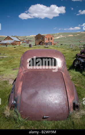 Voiture rouille dans la ville fantôme Bodie, en Californie Banque D'Images