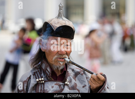 Sukhbaatar Square dans le centre d'Oulan-Bator Old man smoking pipe opium Banque D'Images