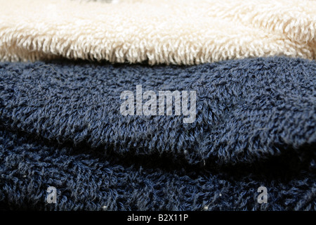 Off white jaune et bleu foncé serviettes en tissu éponge en couches horizontales. Banque D'Images