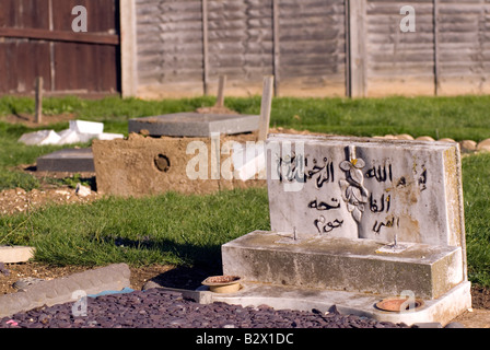 Vandales racistes profané 11 tombes musulmanes dans le cimetière de l'église St Mary s à l'Église Route Verte Bletchley Banque D'Images