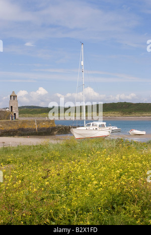 La pierre jetée et phare de granit Vieux Port au Port avec bateaux Logan Dumfries et Galloway Ecosse Royaume-Uni UK Banque D'Images