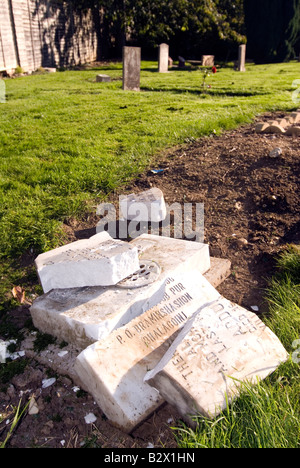 Vandales racistes profané 11 tombes musulmanes dans le cimetière de l'église St Mary s à l'Église Route Verte Bletchley Banque D'Images