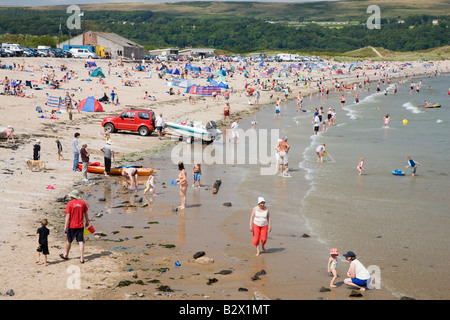 La foule sur la plage populaire de Oxwich Bay dans le Gower Wales Banque D'Images