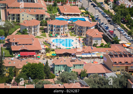 La Turquie, Côte Méditerranéenne, également connu sous le nom de la côte turquoise, près de Oludeniz Fethiye, vue aérienne de la ville de Oludeniz Banque D'Images