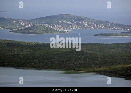 L'archipel des îles Kornati avec ville et île de Murter, et le lac de Vrana en premier plan Banque D'Images