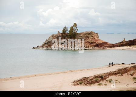 Couple en train de marcher sur l'île de Taquile sur le lac Titicaca au Pérou. Près de Puno, Pérou, Amérique du Sud Banque D'Images