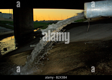 Cours d'eau de conduite de drainage. Banque D'Images