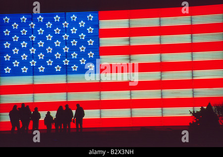 Nous éclairé énorme drapeau, sur le Salt Lake City, Utah, USA Capitol motif en 2002, fait les visiteurs olympiques se tenir dans la crainte. Banque D'Images