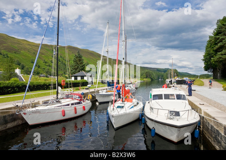 Voile et bateaux à moteur dans le processus de mouillage dans le Loch Lochy à Laggan écluses sur le Canal Calédonien en Ecosse Banque D'Images