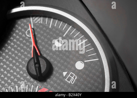 Libre d'une jauge à essence à partir d'une voiture, il a couleur sélective et l'aiguille tourne à vide Banque D'Images
