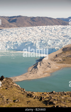 Eqip Sermia sur la côte ouest du Groenland au nord de Ilulissat montrant la moraine latérale du côté du glacier de receeding Banque D'Images