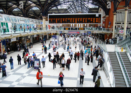 Hall de l'intérieur, la station Liverpool Street, Bishopsgate, City of London, Londres, Angleterre, Royaume-Uni Banque D'Images