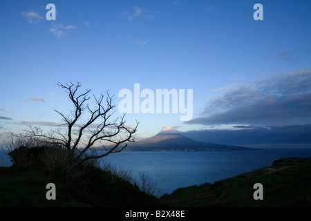 L'île de Pico vue à la tombée de la côté ouest de Faial Banque D'Images