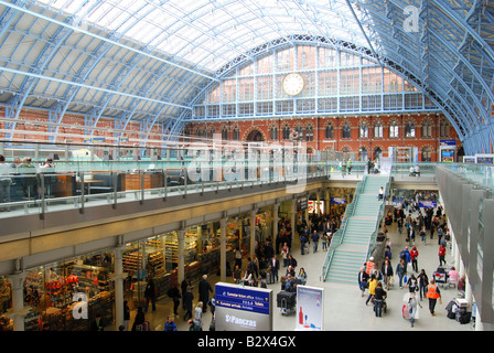 Galerie marchande, St Pancras International Station, Euston Road, Camden Borough, Londres, Angleterre, Royaume-Uni Banque D'Images