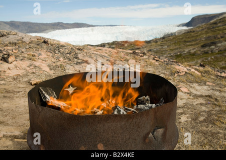 L'Eqip sermia glacier qui est receeding rapidement sous l'effet de réchauffement global sur la côte ouest du Groenland avec un brasero Banque D'Images