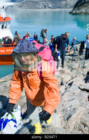 Débarquement des passagers au camp vainqueur par l'Eqip sermia glacier qui est rapidement receeding due au réchauffement climatique Banque D'Images