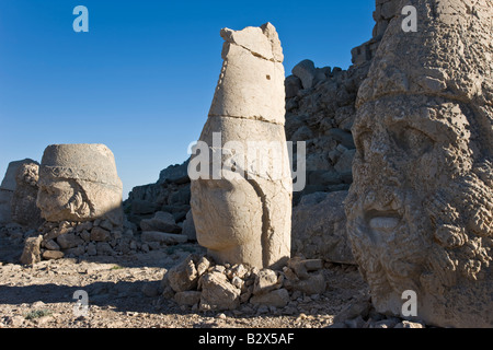 Têtes de pierre sculptés antiques des dieux Nemrut Dagi Nemrut Dag sur le sommet du Mont Nemrut, Site du patrimoine mondial de l'UNESCO Banque D'Images