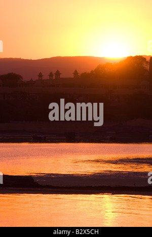 Coucher de soleil sur le lac Pichola, Udaipur, Rajasthan, Inde, sous-continent indien, en Asie Banque D'Images