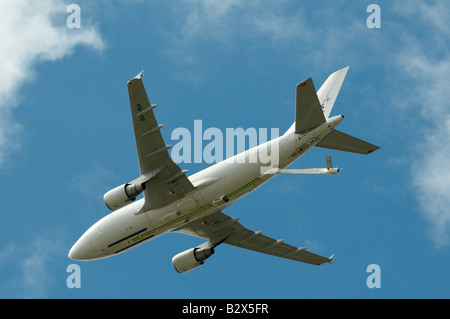 Airbus A310 Avion EADS volant au-dessus d'étendues de ravitaillement Farnborough Air Show 2008 Banque D'Images