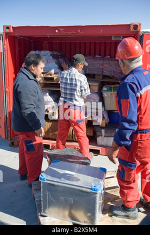 Des échantillons de base à partir d'un navire d'exploration pétrolière amarrée à Illulisat au Groenland de l'exploration au Groenland Banque D'Images