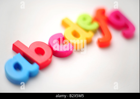 En plastique de couleur letters spelling out abcdefg pour illustrer l'apprentissage de l'alphabet Banque D'Images