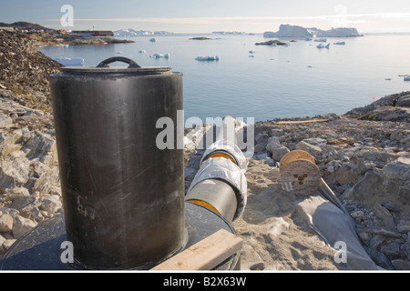 De nouveaux égouts étant placés sur un site de construction à Ilulissat, au Groenland Banque D'Images