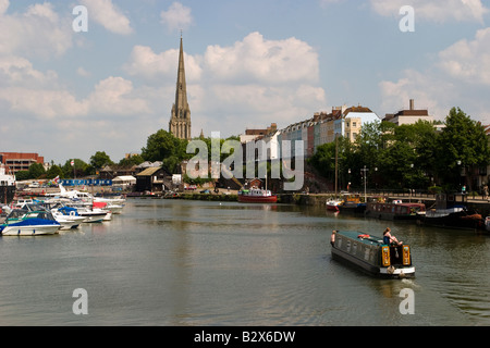 Bristol port flottant à l'Est, vers l'église paroissiale de St Mary Redcliffe comme un canal boat cruises par. Banque D'Images