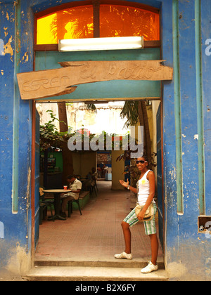 La Havane Vieja, la vieille ville, jeune femme cubaine Banque D'Images