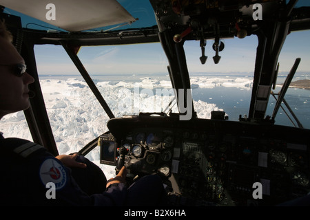 Un hélicoptère Sikorsky Air Greenland survolant le Fjord glacé d'Ilulissat sur Jacobshavn près du Groenland Banque D'Images