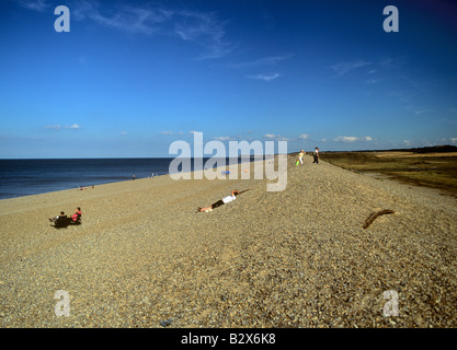 Long élevé Banque du bardeau à Salthouse sur la côte nord du comté de Norfolk protège le bas marais saumâtre de la mer Banque D'Images