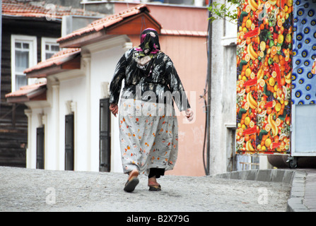 Une grande femme marchant dans une rue de la Turquie, elle porte pantalon traditionnel Banque D'Images