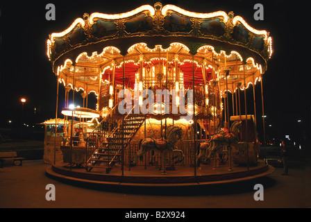 Éclairées carrousel traditionnel à Paris France la nuit Banque D'Images