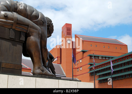 Newton sculpture, la British Library, Euston Road, Camden Borough, Londres, Angleterre, Royaume-Uni Banque D'Images