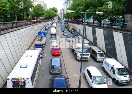 Embouteillage sur passage souterrain, Euston Road, Camden Borough,Grand Londres, Angleterre, Royaume-Uni Banque D'Images