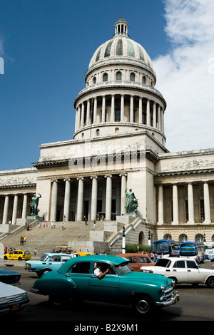 Une voiture américaine vintage durs par le National capitol building dans le centre de La Havane, Cuba Banque D'Images