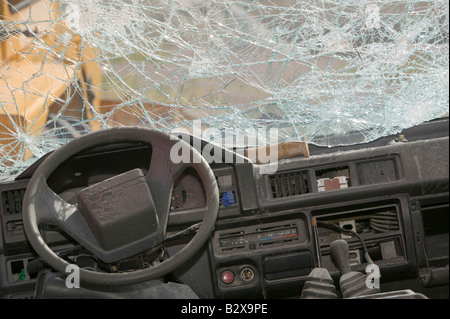 Un véhicule avec un pare-brise fracassé sur un pourboire à Kangerlussuag au Groenland Banque D'Images